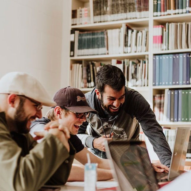 Colaborar-MX-Emprendedores-trabajando Equipo de emprendedores sonriendo al ver una laptop