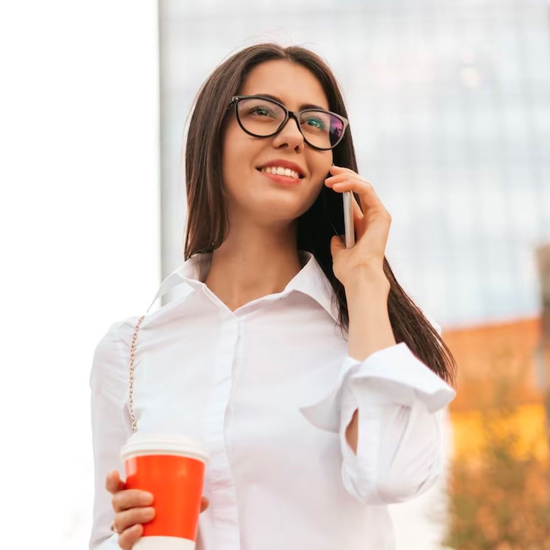 Fotografía de mujer sonriente con un celular en su mano